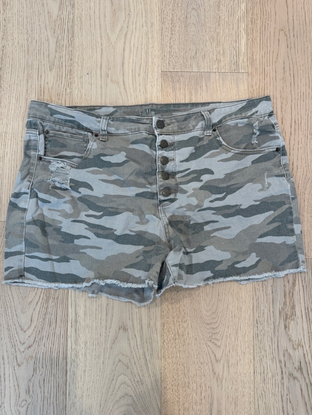 Time & Tru Camo High Rise Women’s Plus 20 Shorts Front Button Spring Summer Play